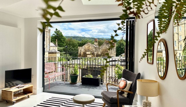 Luxury mews house with balcony & parking in the centre of Bath