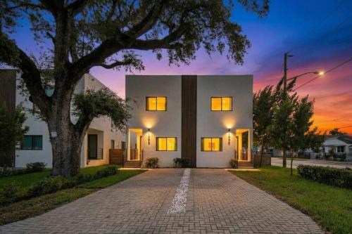 Luxury Miami Duplex - Sleeps 36 - 2 Hot Tubs