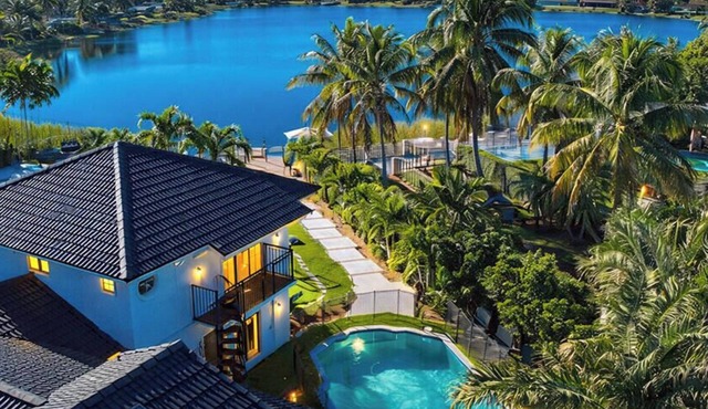 Luxury Miami Mansion/Beach/Pool/BB Court & Golf