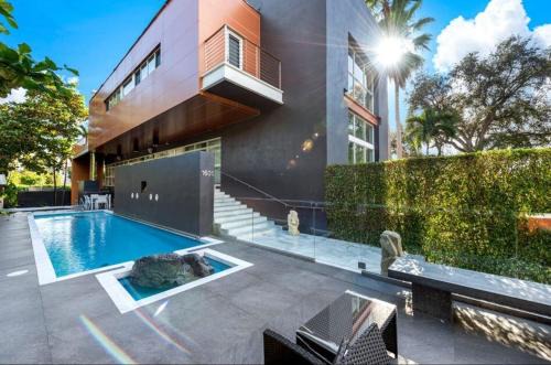 Luxury Miami Villa with Large Pool & BBQ, Perfect Getaway!