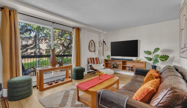 Luxury Midcentury Modern Suite - Remote Worker Focused