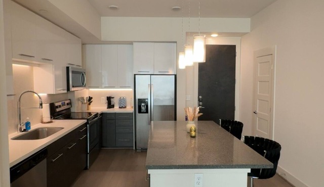 Luxury Midtown Stay w/Stunning Skyline Views