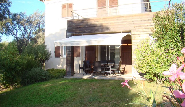 Luxury mini villa with garden & swimming pool in residence, 800m from the beach