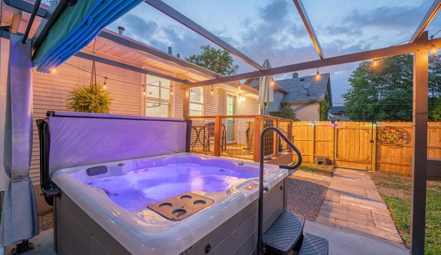 Luxury Minneapolis 3BR House with Hot Tub!