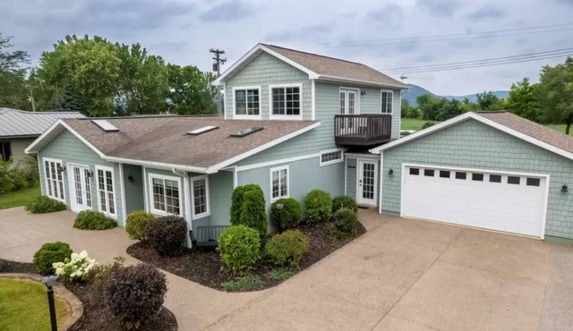 Luxury Mississippi River Vacation Home w Private Dock-Great Fishing Getaway