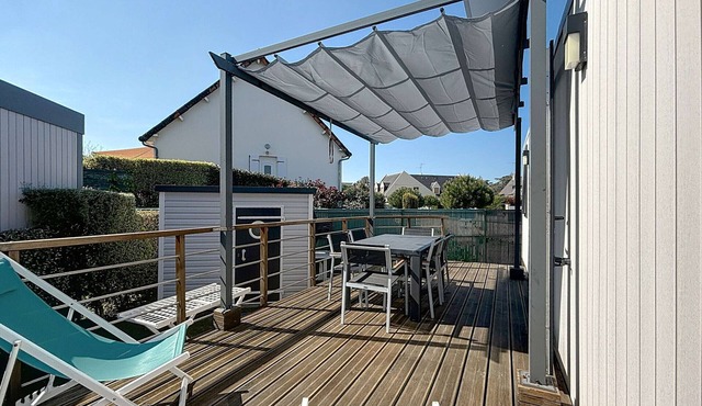 Luxury Mobile Home: Beach, Pool, 3BR, Patio, Parking, Wi-Fi Included, Pet-Friendly