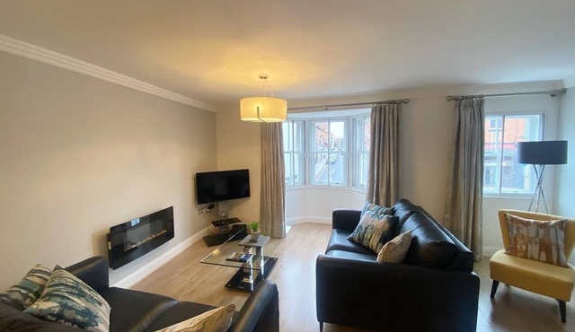 Luxury, modern town centre, 2 beds, free parking for one vehicle