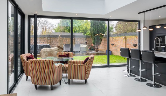 Luxury Modern Spacious 3 Bedroom House in Shepperton - Great location - Heathrow