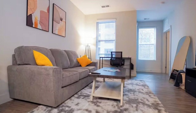 Luxury modern 1 king bed/1 bath apartment in the heart of Columbus with Pool