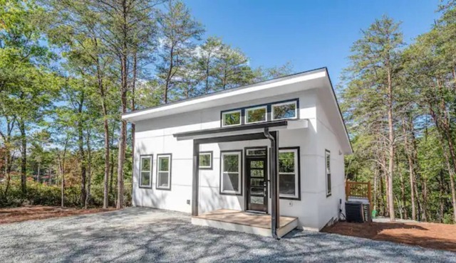 Luxury Modern 2BR+Loft Cabin near Chimney Rock!