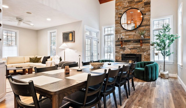Luxury Modern 4 bedroom and Loft with 2 King Suites & Hot Tub & Ski Sleeps 12