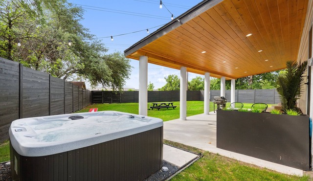 Luxury Modern 5BR w/Hot Tub, Huge Patio & Yard. Mins from Downtown Austin!