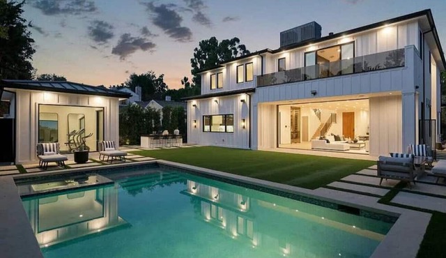 Luxury, Modern 6 Bedroom Farmhouse