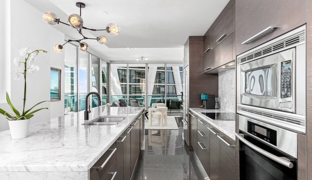 LUXURY MODERN APARTMENT WITH INCREDIBLE VIEWS