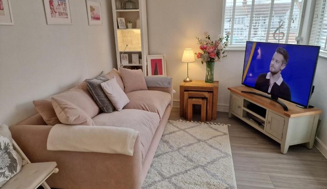 Luxury modern Apt with parking on Leigh Broadway