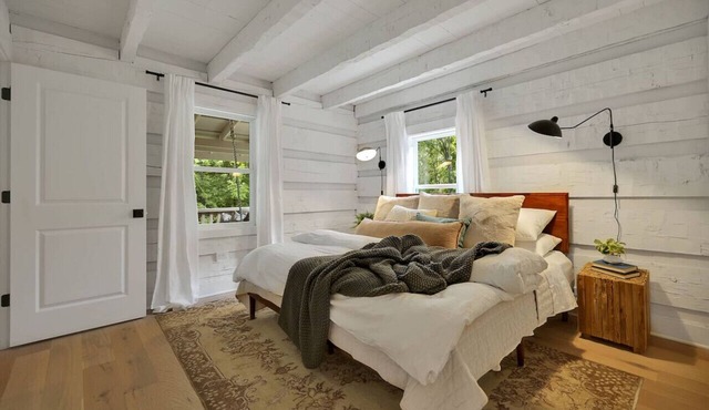 Luxury Modern Cabin* 5 Acres* Pickle Ball*Hot Tub