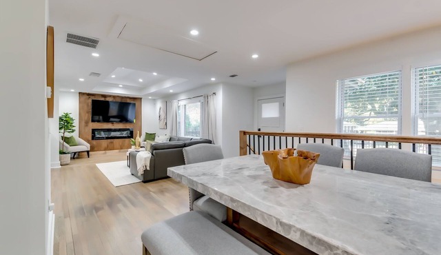 Luxury Modern, City Stay Getaway-minutes from Downtown