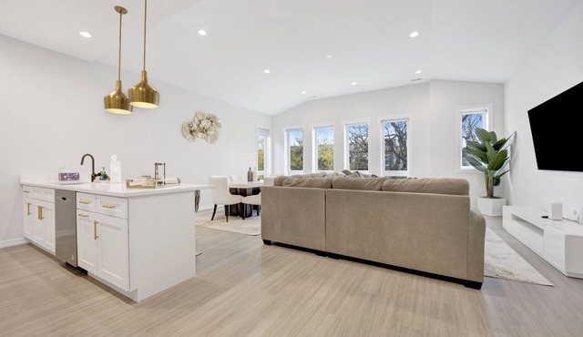 Luxury Modern Condo in Chicago Close to Downtown