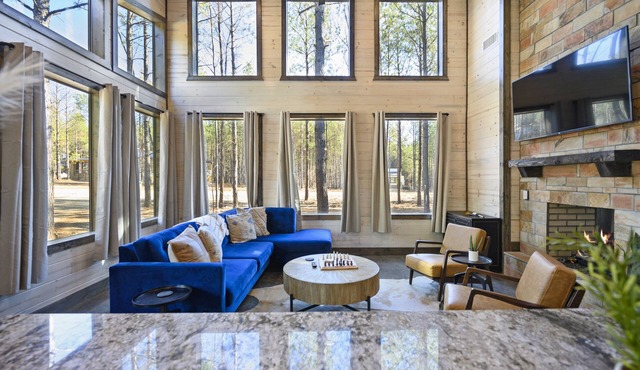 Luxury modern country couples retreat. Private back porch with hot tub!