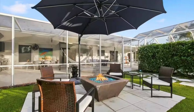 Luxury Modern Estate/Pool Spa & Volleyball Court
