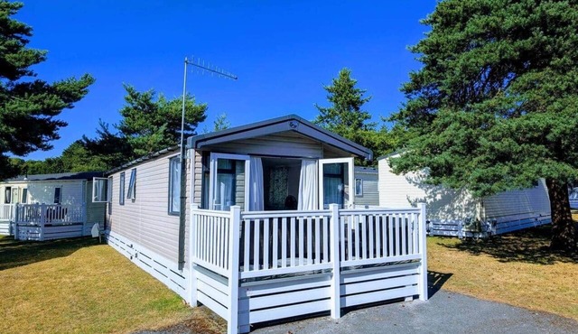 Luxury Modern Family Lodge, Pools & Activity Pass