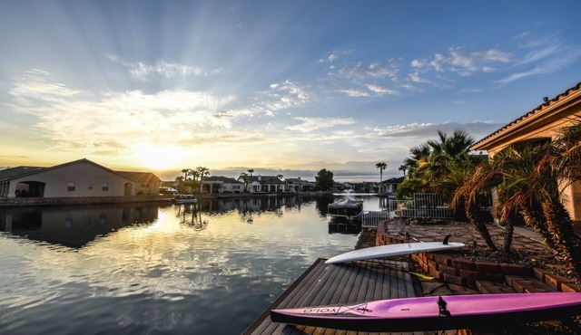 LUXURY MODERN FAMILY HOME +Views +New 4 bd Oasis +Water Front +Fish +Pool Tablet