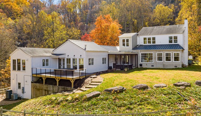 Luxury Modern Farmhouse Villa - 8BR, HotTub & Mtn Views