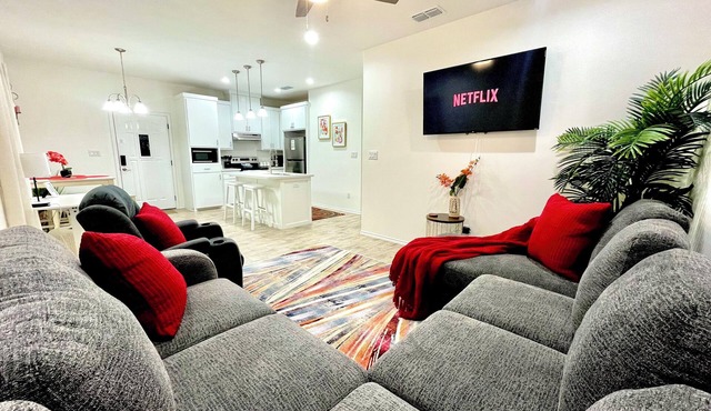Luxury Modern Fully Stocked 2 Bed/2Bath w/KING-Sleeps 6 -BBQ -Lift massage chair