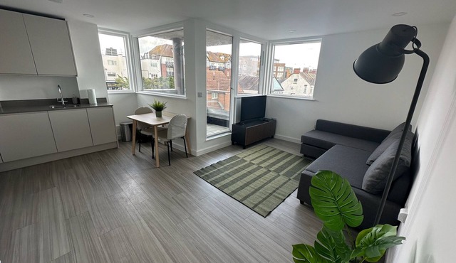 Luxury modern Apt with parking on Leigh Broadway