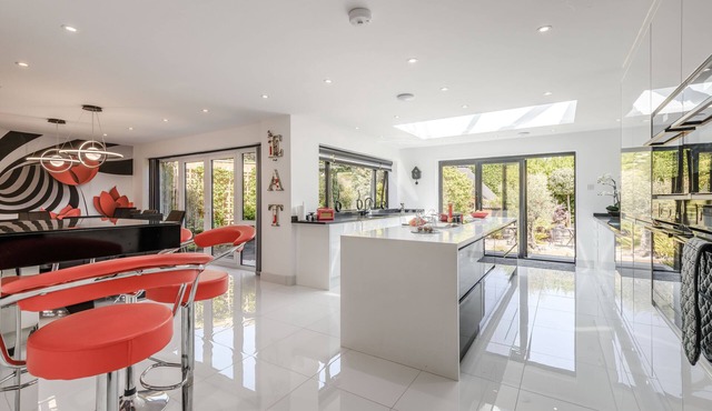 Luxury modern house. 5 mins walk to beach and village