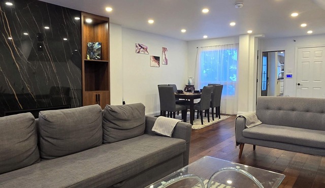 Luxury Modern Home – Quiet Escape in Richmond Hill. Ideal for Groups & Families