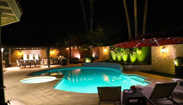 Luxury Modern Home POOL, SPA, FIRE PIT. License #16537