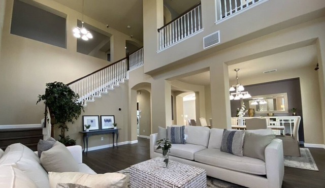 Luxury Modern Home w/ Parking Min Away From Hwy