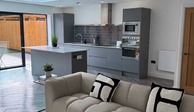 Luxury Modern Home | Sleeps 5 | Free Onsite Parking