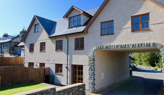 Luxury modern home in the centre of the picturesque town of Llanbedr, Harlech.