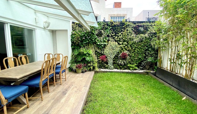 Luxury modern house: For families, with garden in an exclusive and secure community.