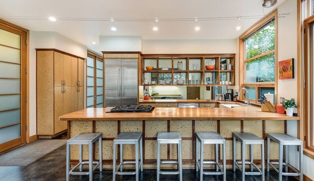 Luxury Modern on Newport- Westside | Walk | Dog friendly