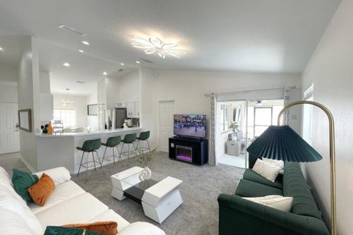 Luxury Modern Pool House close to theme parks Four Bedrooms