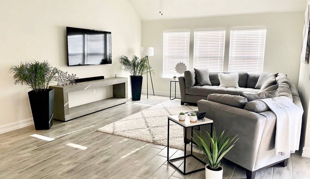 Luxury Modern Residential Home - 3 bed, 2 bath