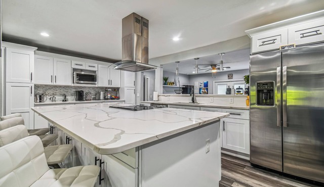 Luxury Modern spacious 5Bedroom/3Bathroom, Theater room a game room and pool.