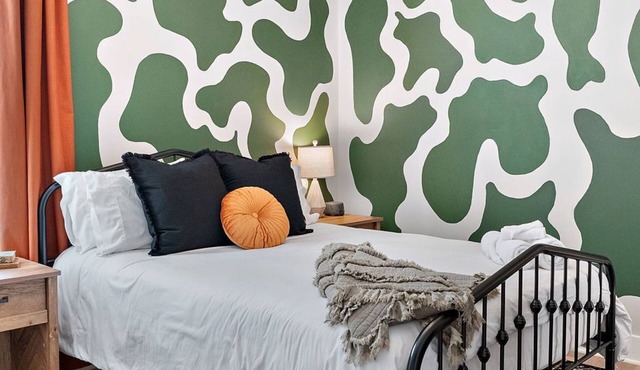 Luxury Modern Stay Central Location Stylish 2-Bedroom Apt