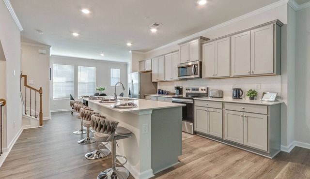 Luxury modern townhome in charming Hapeville, 7 minutes from Atlanta Airport.