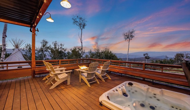 Luxury Modern Retreat: 40 Acres and Mountain Views