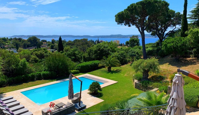 Luxury, modern villa, 8min walking distance to town and beaches - heated pool
