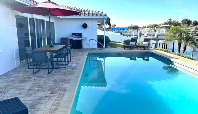 Luxury Modern Villa - Pool & BBQ - Sleeps 12