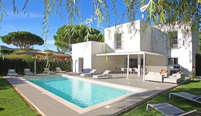 Luxury Modern Villa with 6 Bedrooms featuring a Private Pool, Garden, Parking & SPA