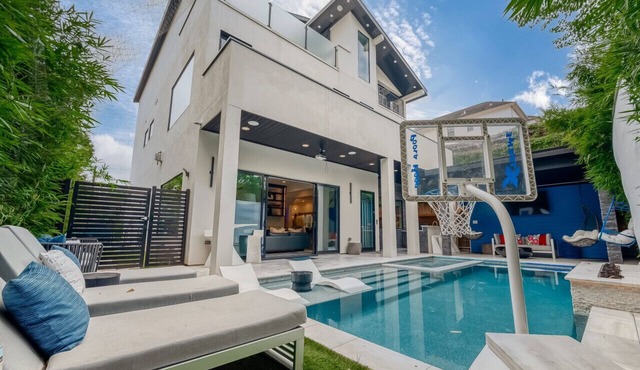 Luxury Montrose Pool Home Villa