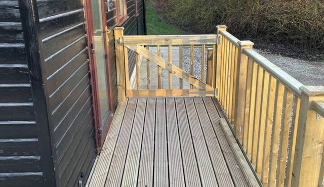 Luxury Moorhen Lodge & Hot Tub. 3 miles from York city centre! The best of both!