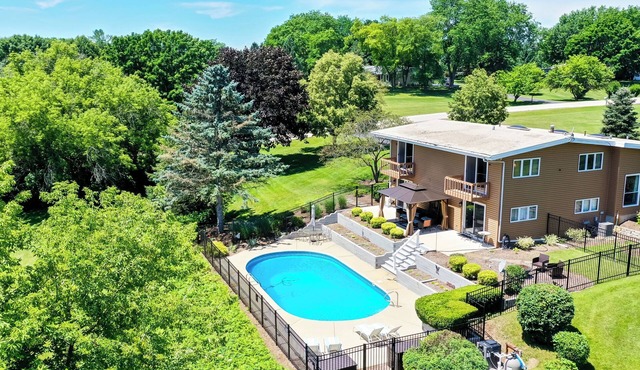 Luxury Moraine Hills Home w/heated Pool and Sauna — Up to 10 Guests!