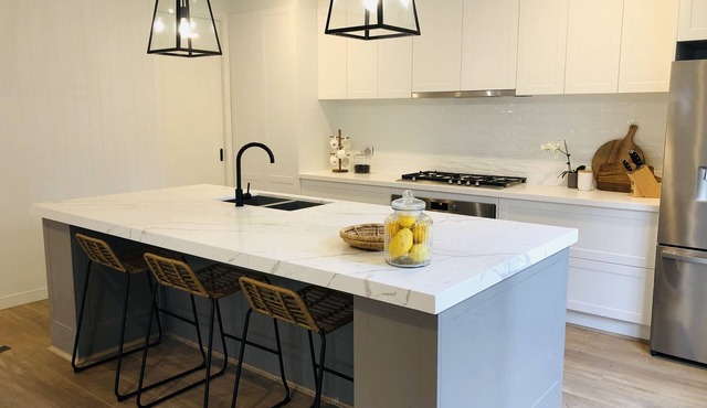 Luxury Morning Peninsula house W/4 ensuites & Spa. 100m from Water